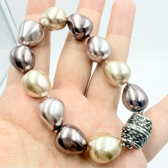 Elegant Multicolor Chunky Faux Pearl Bracelet with Magnetic Clasp - Picture 4 of 6